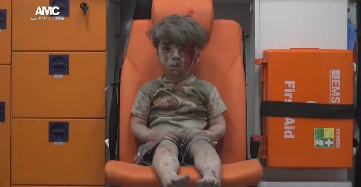 Nový symbol války v Sýrii: zkrvavená smutná tvář pětiletého Omrana