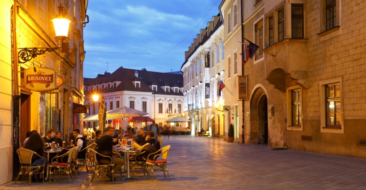 Slováci vysvětlují cizincům ‚slniečkárov a bratislavskú kaviareň‘