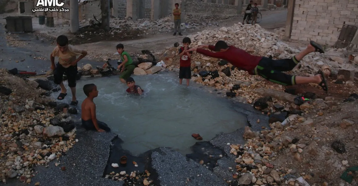 Syrská rekreace. Děti se koupou v díře po raketě