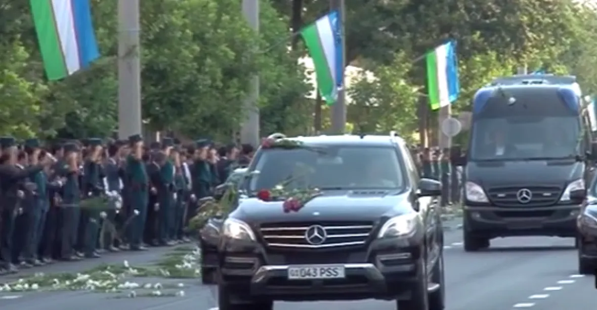 Uzbekové se loučili s diktátorem, před pohřební průvod házeli růže