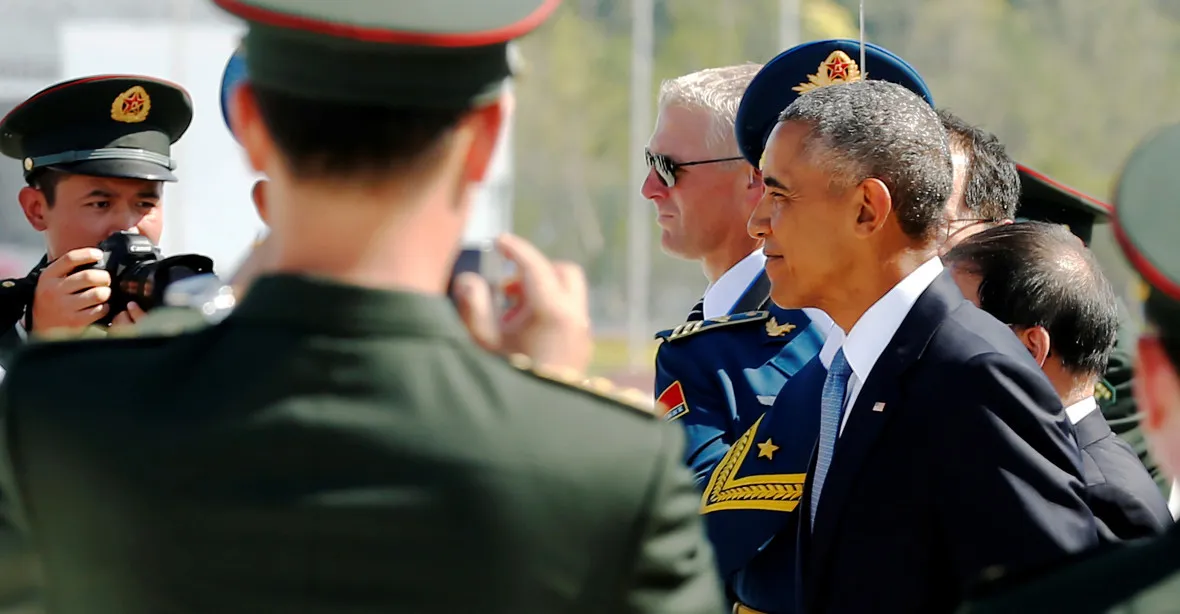 Uvítání Obamy v Číně: nepřistavili mu schůdky, na ploše křičel čínský agent