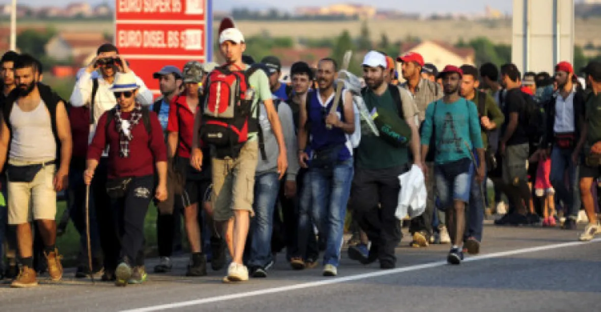 Rakouský ministr vnitra pohrozil Maďarsku žalobou. Kvůli uprchlíkům