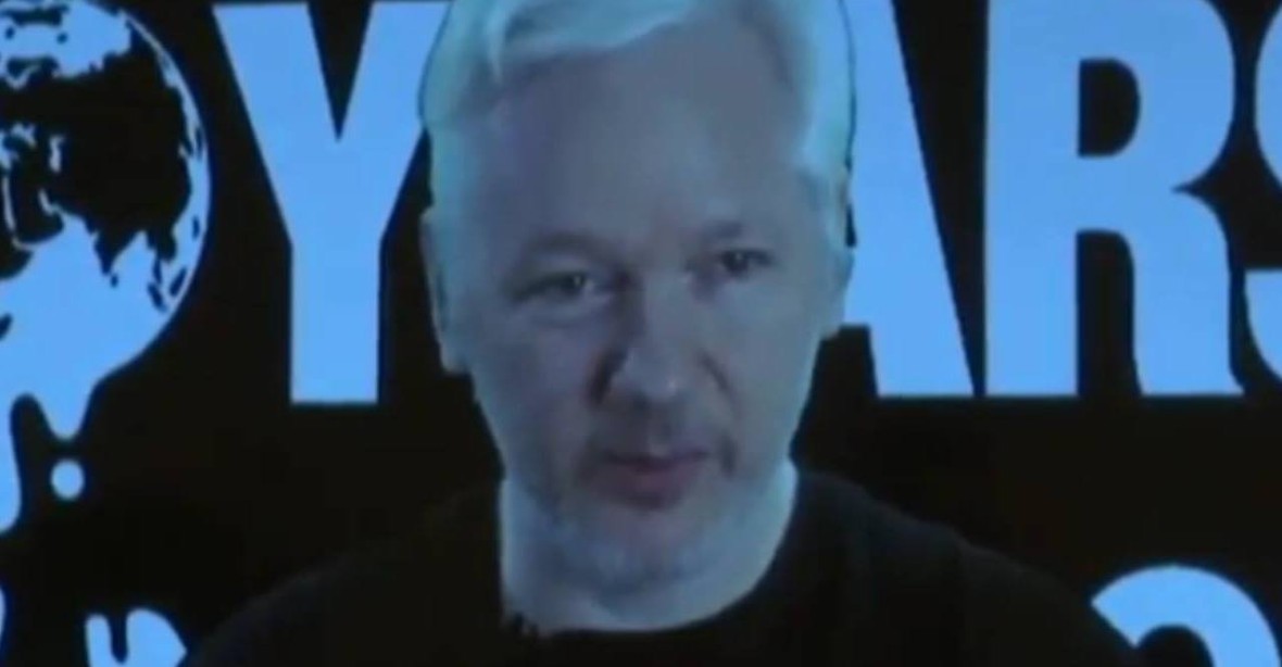 Assange chce ovlivnit volby v USA, WikiLeaks slibují zásadní dokumenty