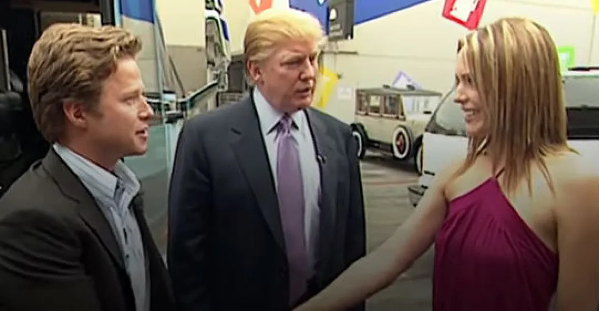 Moderátor přizvukoval Trumpovi v kontroverzním videu. NBC ho vyhodila