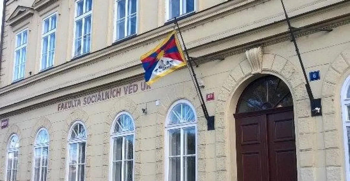 Skoro jako protektorátní vláda, říká Bek. Univerzity vyvěšují tibetské vlajky
