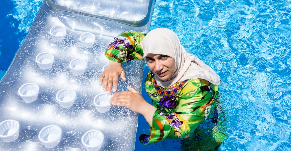 Švýcarsko vyhrálo soud. Muslimské školačky musí plavat s chlapci