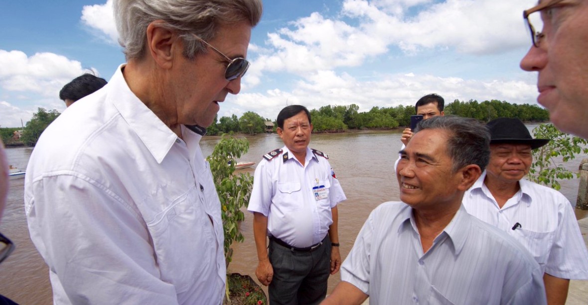 Kerry se ve Vietnamu setkal s bývalým nepřítelem z války