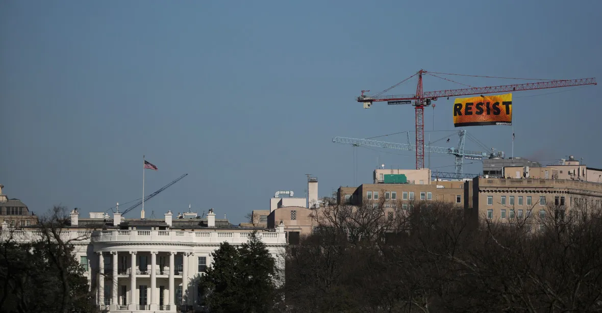 Greenpeace vyvěsili nad Bílým domem banner proti Trumpovi