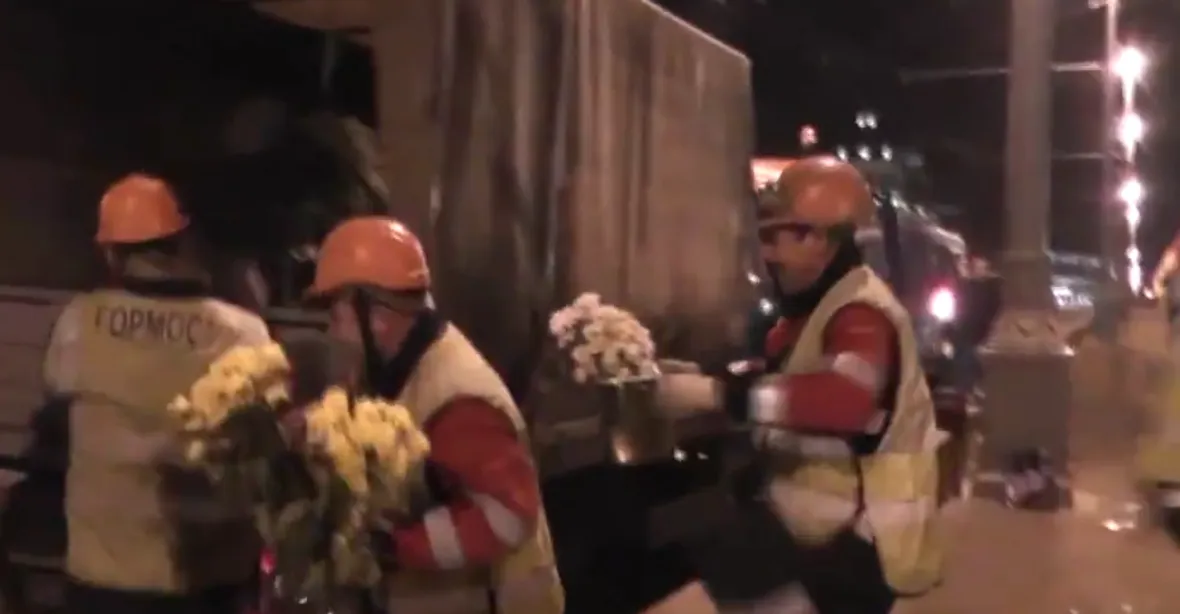 VIDEO: Velká čistka u Kremlu. Četa bere vše, co připomíná Němcova