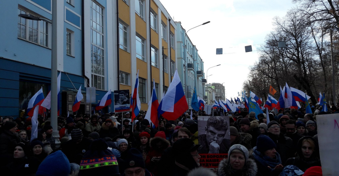 Památku zavražděného politika Němcova uctilo v Moskvě 15 000 lidí