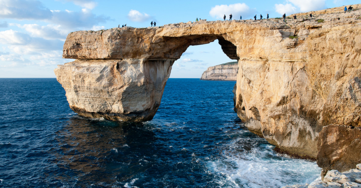 Světoznámá přírodní skalní brána Azurové okno se zřítila do moře
