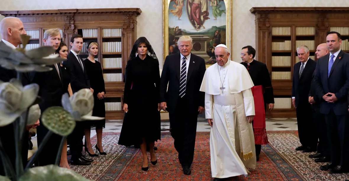 Papež přijal Trumpa ve Vatikánu. Znalci mluví o chladném přijetí