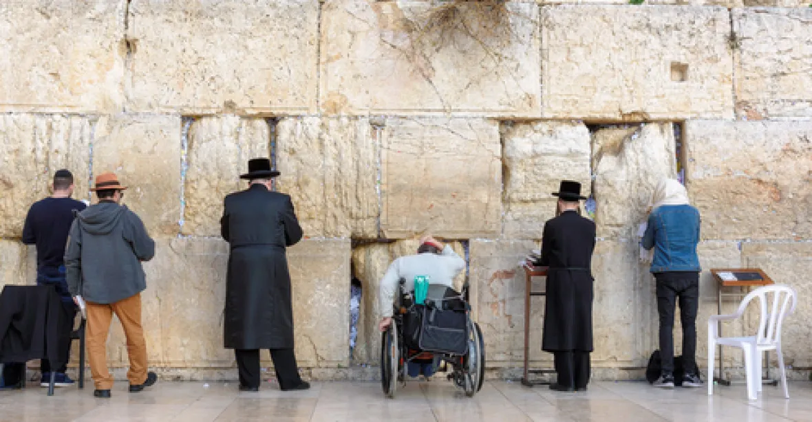 Muži a ženy se u Zdi nářků nebudou modlit společně, rozhodl Izrael