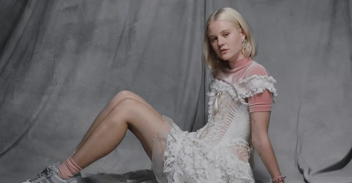Modelka se objevila v reklamě s ochlupením na nohou. Nyní jí vyhrožují znásilněním