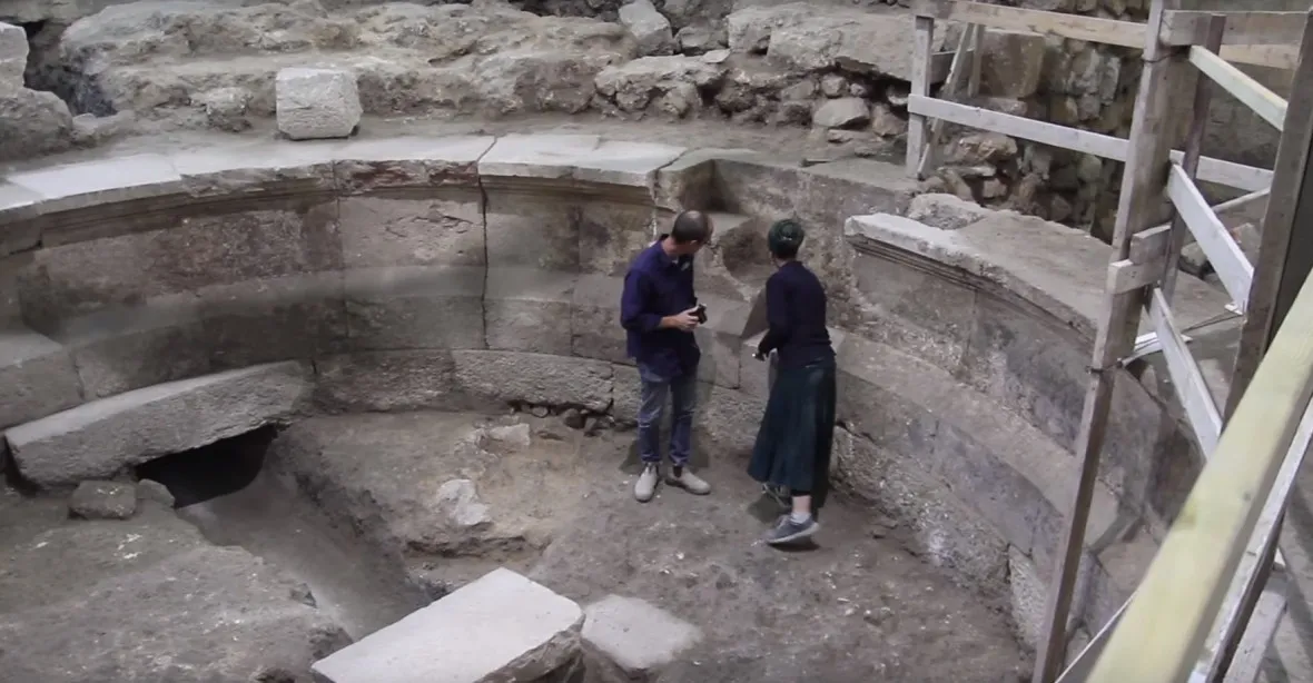 Archeologové hledali u Zdi nářků starověkou silnici a objevili římské divadlo