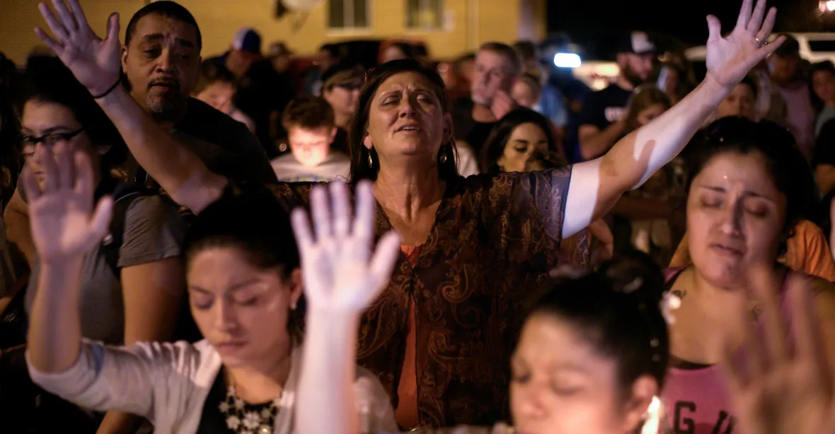 Propuštěný voják střílel v kostele v Texasu: 26 mrtvých dvě desítky zraněných