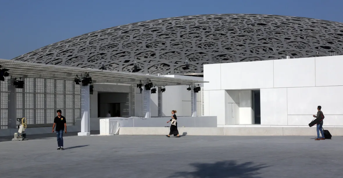 Nový Louvre v poušti. V Abú Zabí byla otevřena pobočka slavného muzea