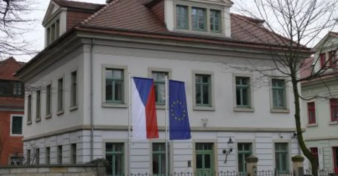 Odveta za Kliniku? Radikálové postříkali český konzulát v Drážďanech barvou