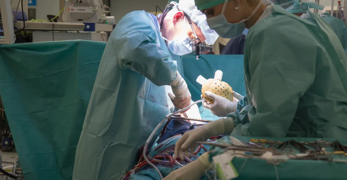 FOTOGALERIE: Zázrak v IKEMU. Lékaři transplantovali pacientovi umělé srdce