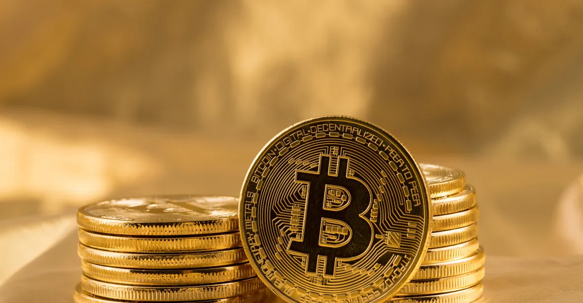 Bitcoin za den ztratil pětinu hodnoty, propadl se na 9000 dolarů