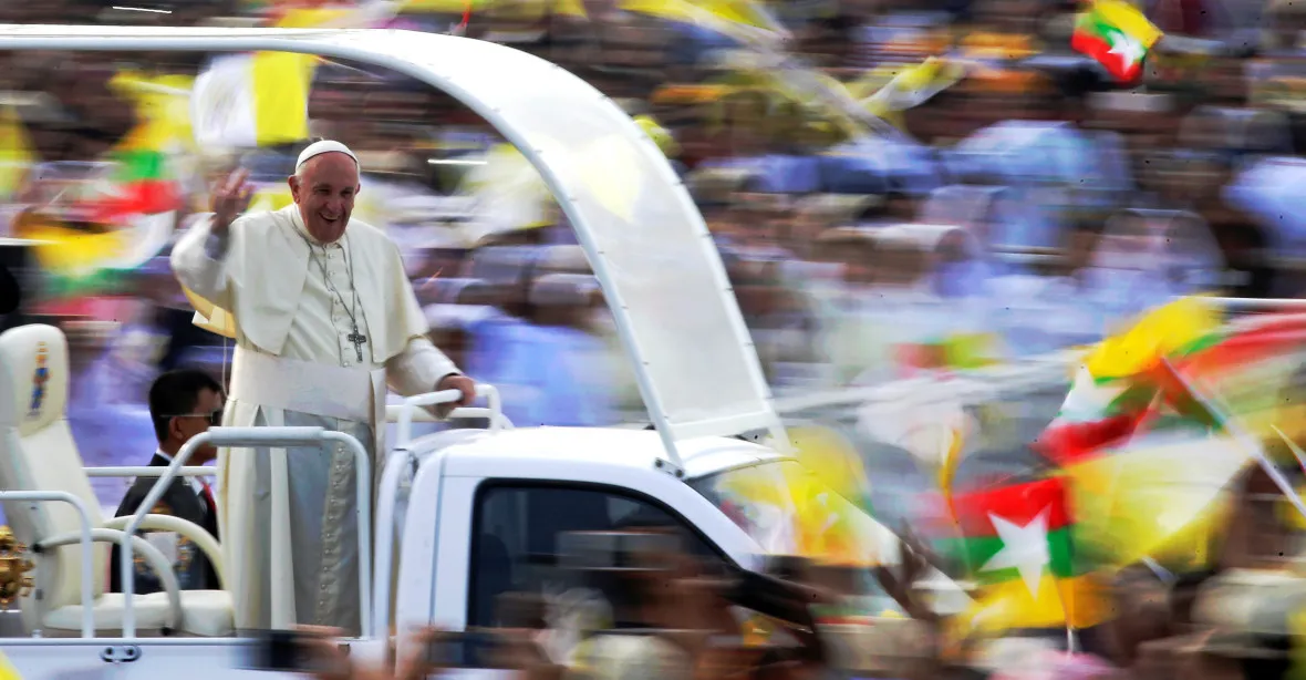 Papež se sešel s Rohingy. Žádal je o odpuštění za lhostejnost světa