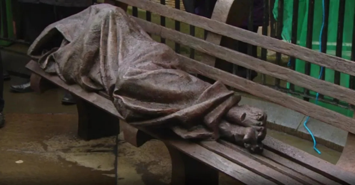 V Glasgow odhalili sochu, která zobrazuje Ježíše jako bezdomovce