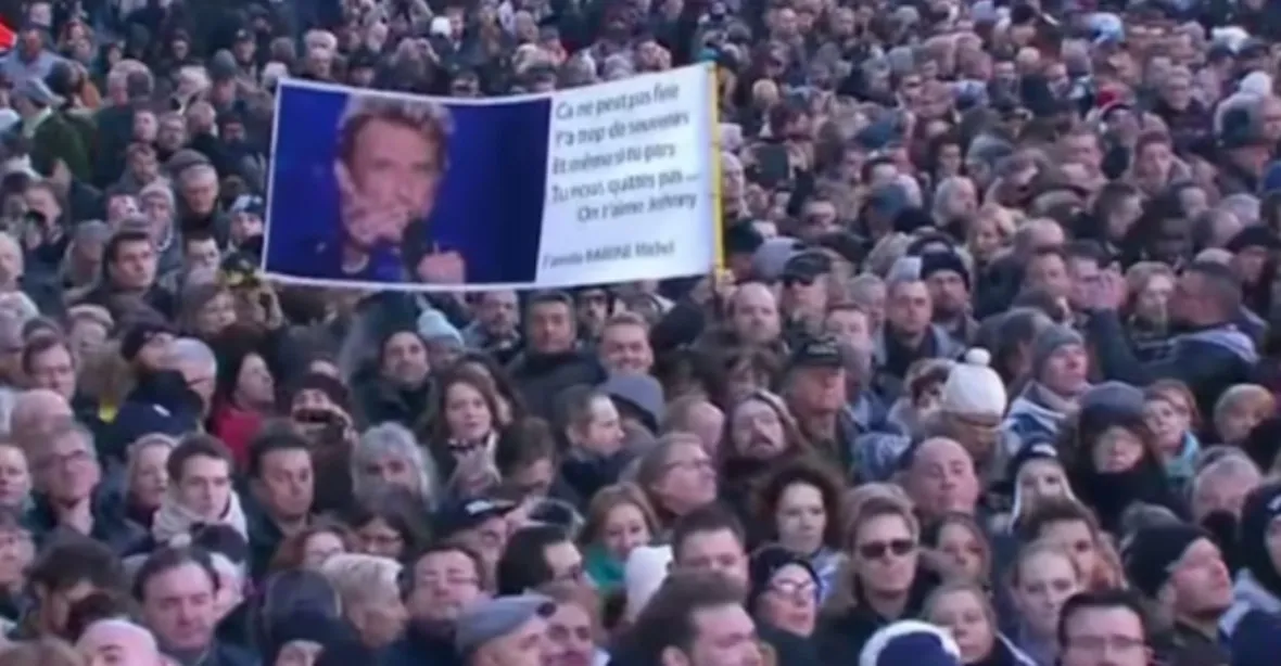 Statisíce Francouzů se loučí se svým „Elvisem“ Johnnym Hallydayem