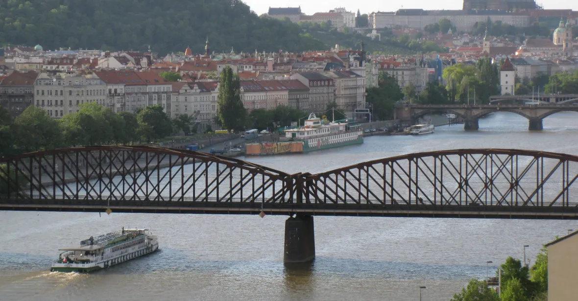 Praha po kontrole uzavřela pro chodce Železniční most pod Vyšehradem