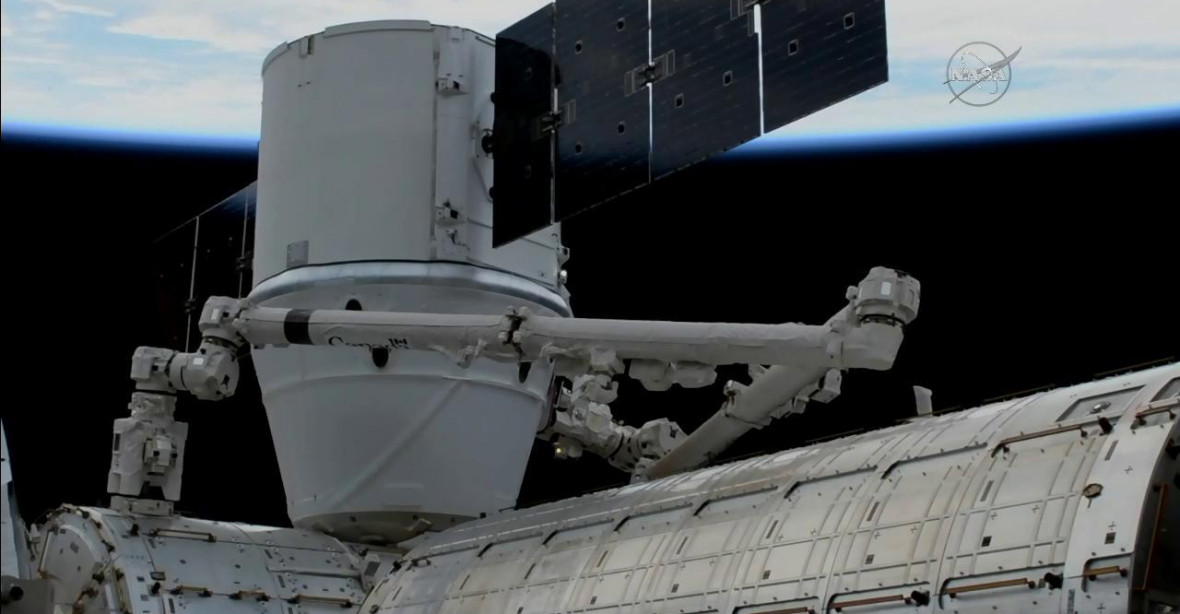 Vesmírná loď Dragon společnosti SpaceX doletěla k ISS, doručila i vánoční dárky