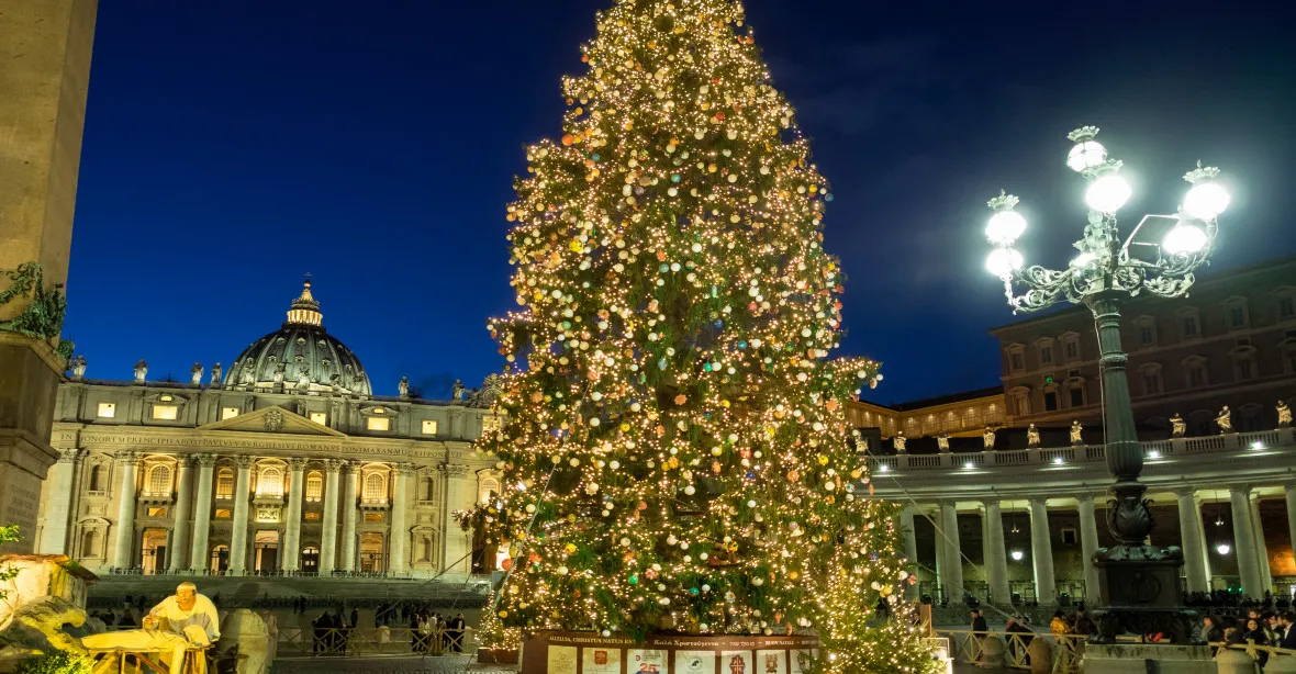Vánoční římský skandál. Oficiální stromek opadává, je z něj „Prašivka“