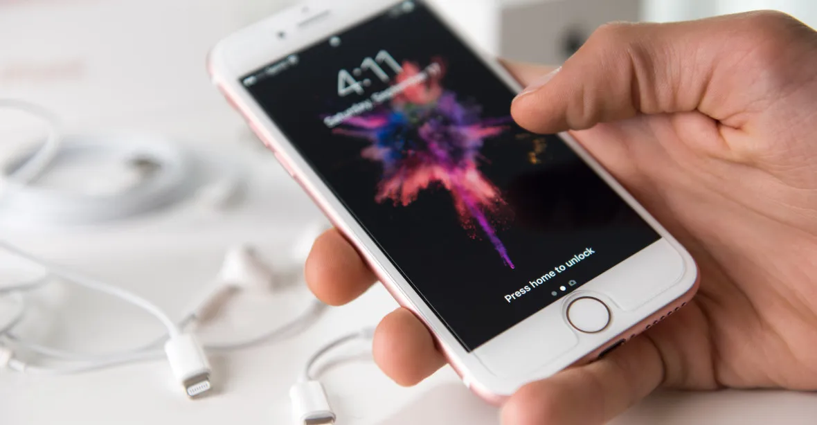 Společnost Apple přiznala, že naschvál zpomaluje starší modely iPhonů