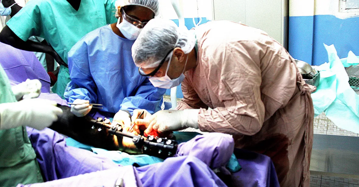 Máme kliku, že jsme se narodili tady, říká chirurg, který pomáhal i v Africe