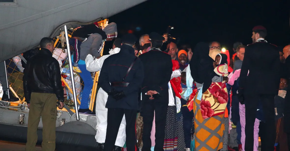 Do Itálie poprvé zamířili uprchlíci z Libye letecky