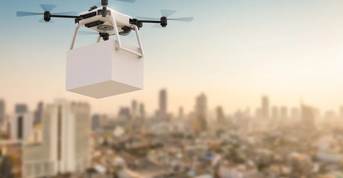 Nová finta dealerů drog – zásilku přinese dron