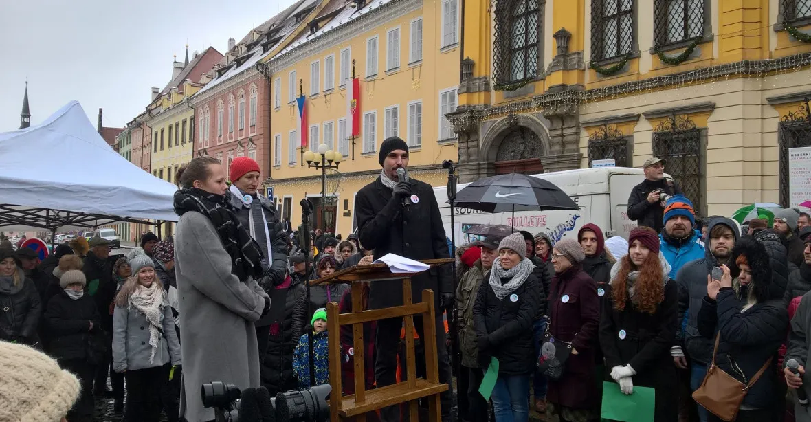 Zelenou kartou přišlo podpořit odvolaného chebského starostu tisíc lidí