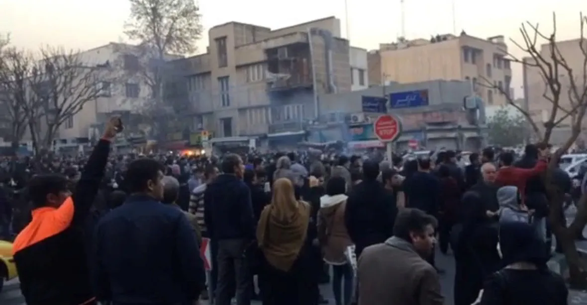 Při protestech v Íránu zemřeli dva lidé. Vláda zablokovala sociální sítě