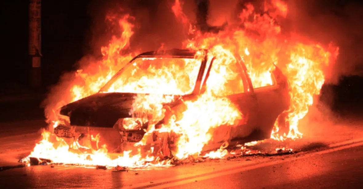 VIDEO: Lynč policistů, tisíc hořících aut. Francie slavila nový rok