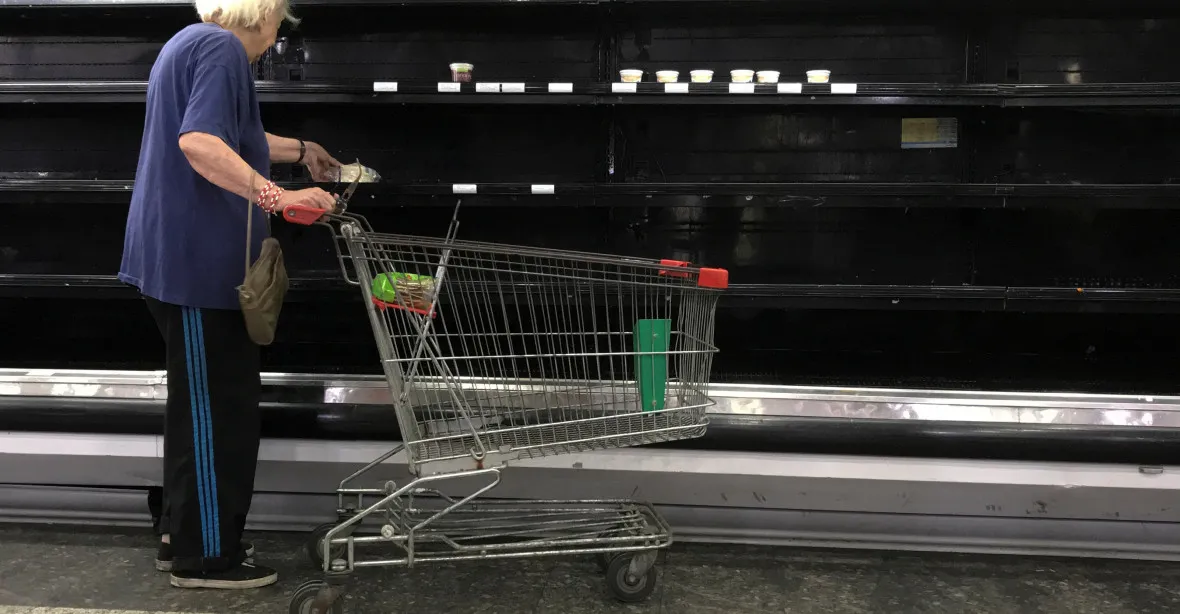 Ve Venezuele není v obchodech jídlo. Při protestech zemřelo šest lidí