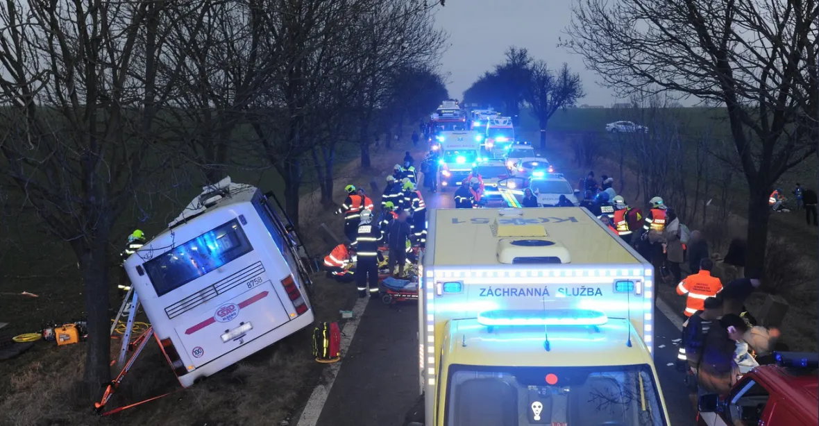 Autobus u Prahy narazil do stromu, tři lidé nepřežili, 45 bylo zraněno