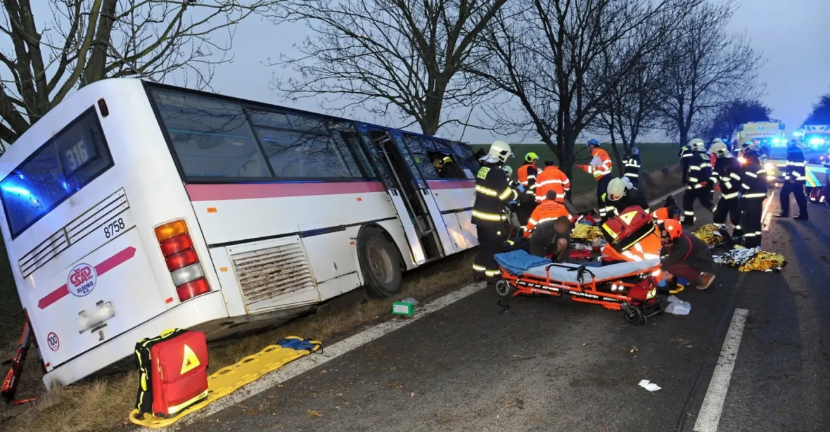 Autobus před nehodou v Horoměřicích troubil, řekli svědci
