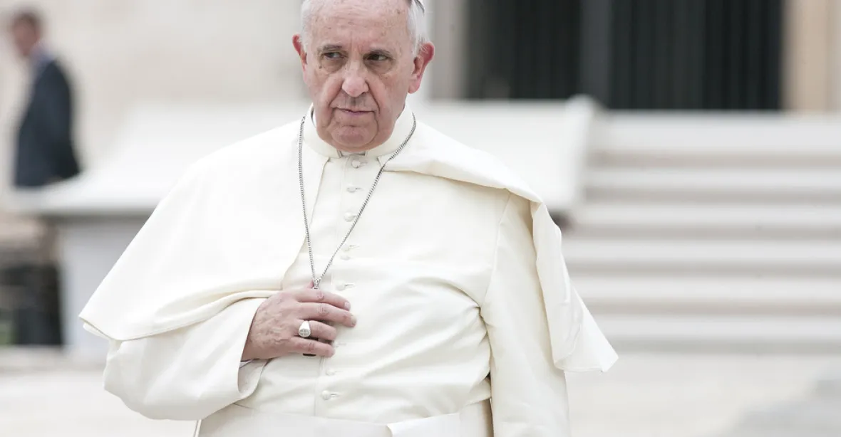 Papež překvapil. Zastal se biskupa, který měl krýt obtěžování mladých