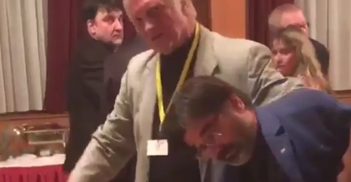 Syndikát novinářů vyloučil aktéra boxerského incidentu v Zemanově volebním štábu