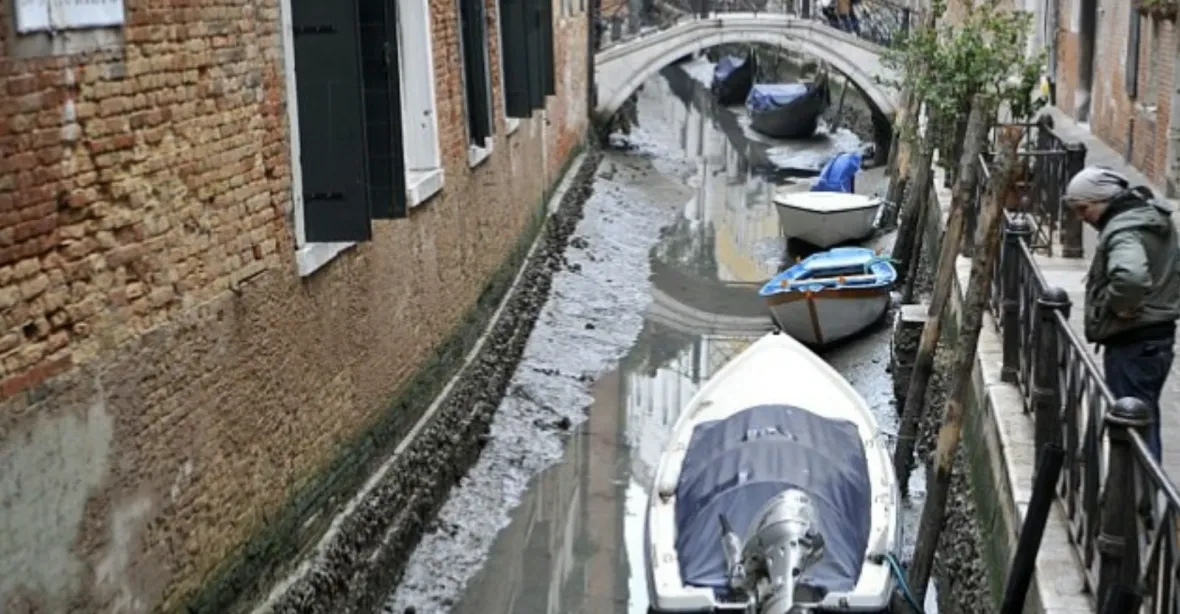 VIDEO: Benátky bez vody. Kanály vyschly, gondoly uvázly v bahně