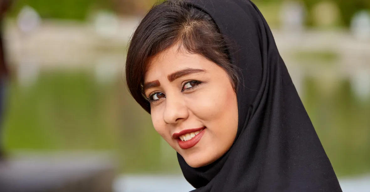 Írán se mění. Polovina obyvatel si přeje osvobodit ženy od šátků