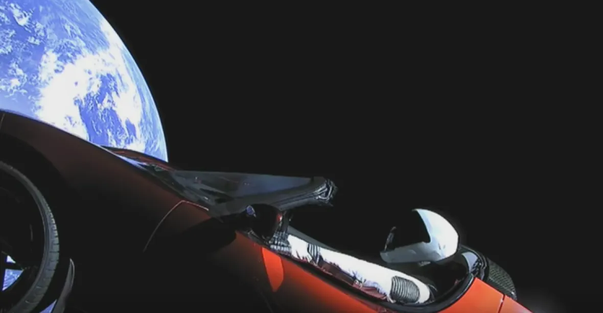 VIDEO: Nejrychlejší auto ve vesmíru. Rudý kabriolet Tesla obíhá kolem Slunce