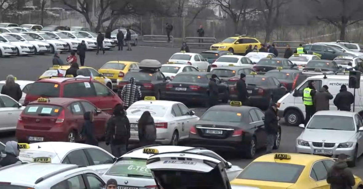 Taxikáři se v pondělí nejspíš vrátí protestovat k pražskému letišti