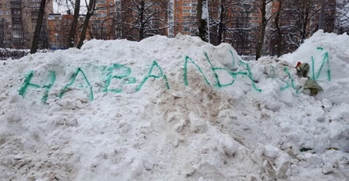 Jak v Moskvě donutit radnici, aby odstranila závěje? Napište do sněhu jméno Navalnyj