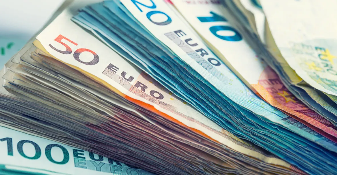 Muž objevil na účtě dva biliony eur. Stal se nejbohatším na Zemi