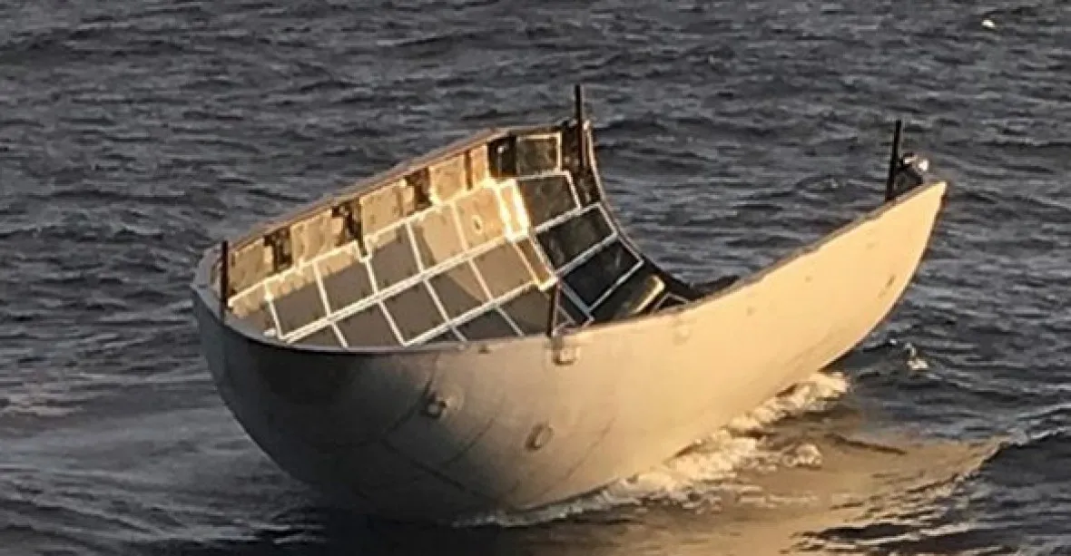 Kryt z rakety Falcon 9 se nepodařilo chytit do sítě, spadl do vody