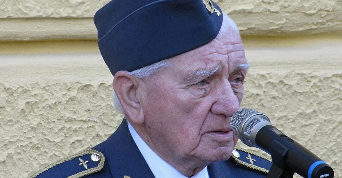 Poslední žijící československý stíhač bojující v RAF Emil Boček slaví 95. narozeniny